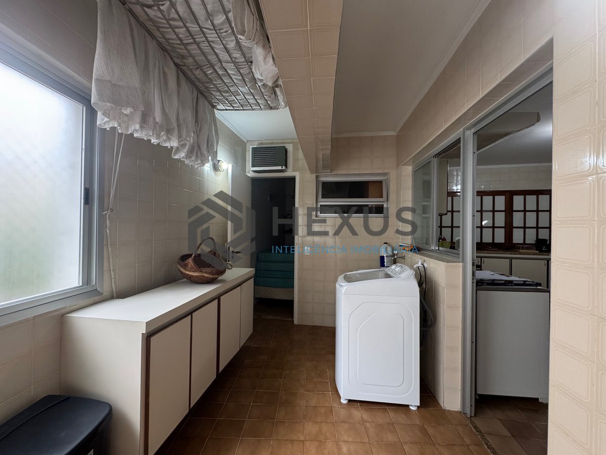 Foto 22 de Apartamento reformado com varanda, vista mar e lazer na quadra mar da Praia das Pitangueiras, Guaruja