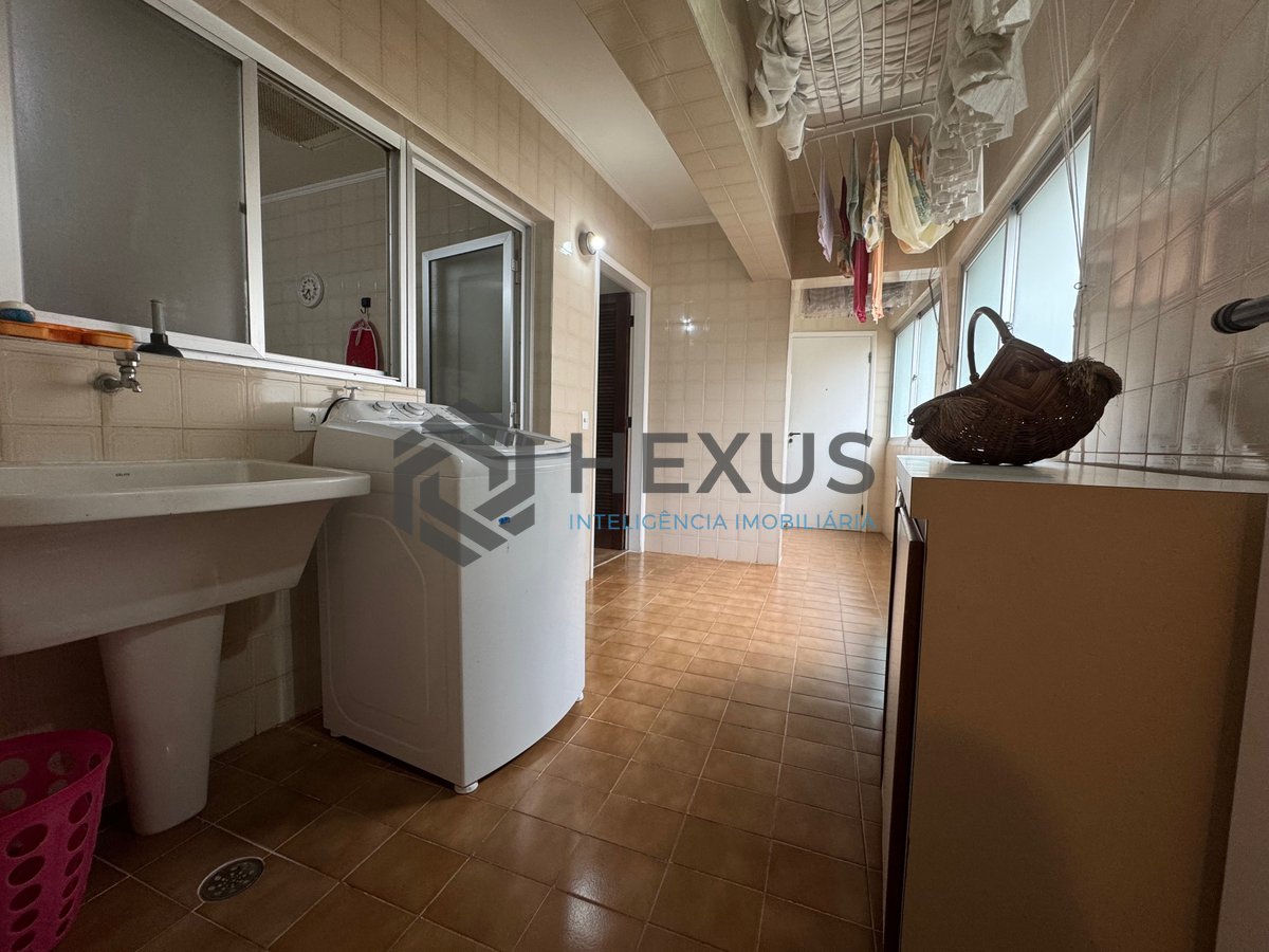 Foto 23 de Apartamento reformado com varanda, vista mar e lazer na quadra mar da Praia das Pitangueiras, Guaruja