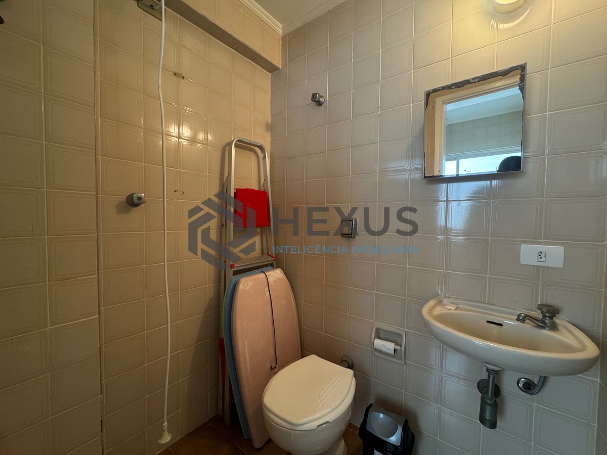 Foto 26 de Apartamento reformado com varanda, vista mar e lazer na quadra mar da Praia das Pitangueiras, Guaruja