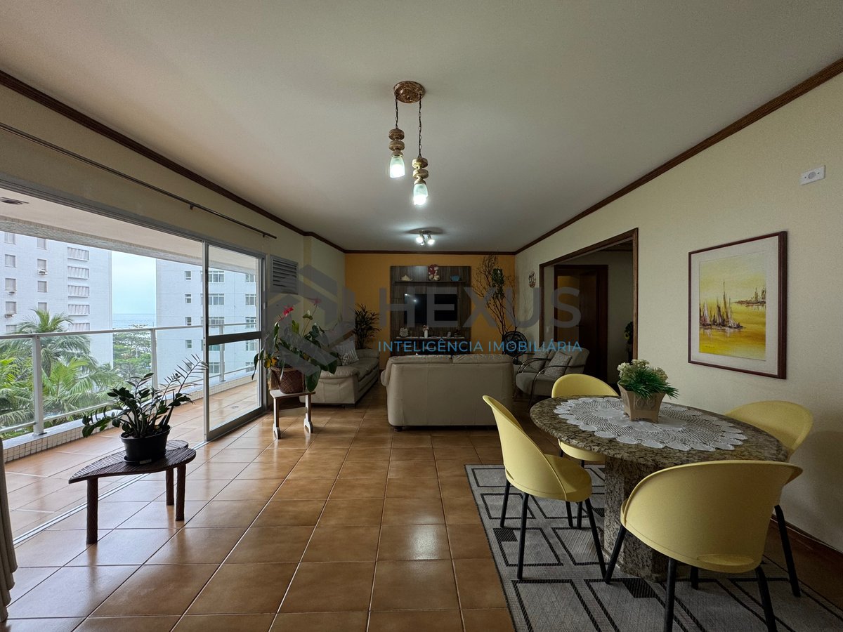 Foto 4 de Apartamento reformado com varanda, vista mar e lazer na quadra mar da Praia das Pitangueiras, Guaruja