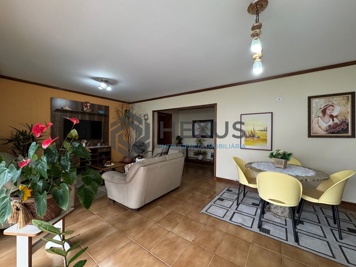 Foto 8 de Apartamento reformado com varanda, vista mar e lazer na quadra mar da Praia das Pitangueiras, Guaruja