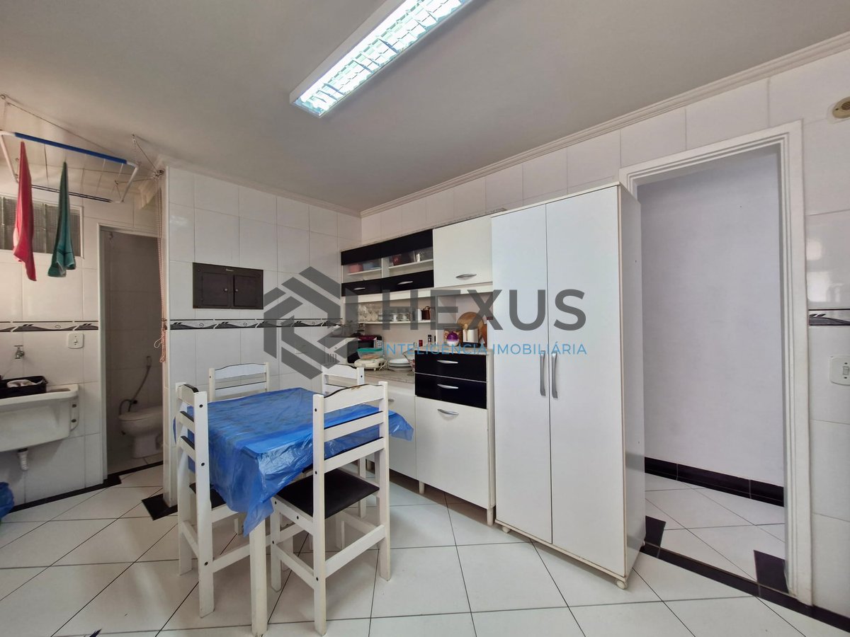 Foto 15 de Apartamento reformado com varanda e vista mar na quadra mar da Praia das Pitangueiras, Guaruja