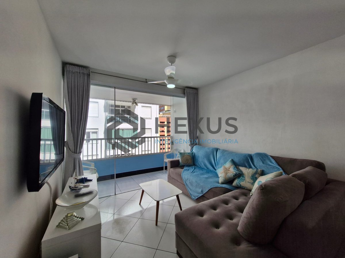 Foto 5 de Apartamento reformado com varanda e vista mar na quadra mar da Praia das Pitangueiras, Guaruja