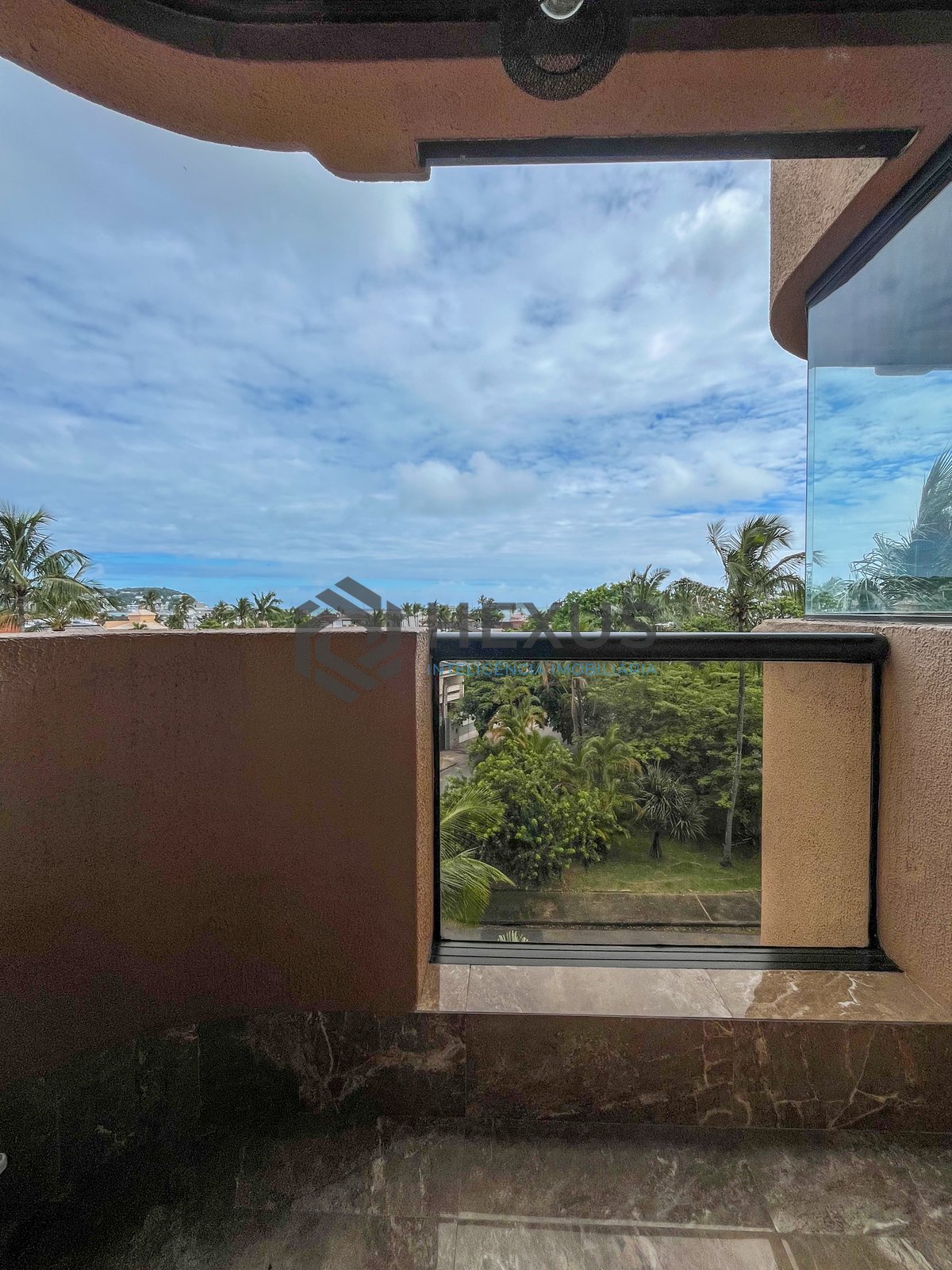 Foto 12 de Apartamento com varanda e lazer na Praia da Enseada, Guaruja