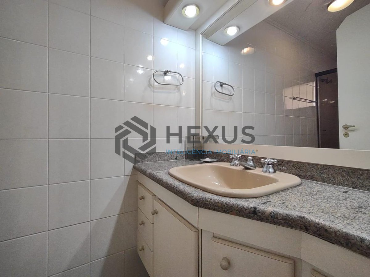 Foto 18 de Apartamento com varanda e lazer na Praia da Enseada, Guaruja