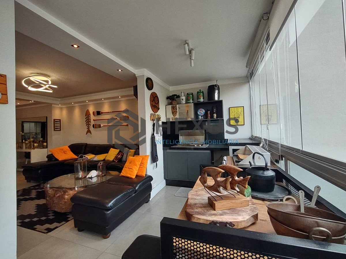 Foto 2 de Apartamento reformado com varanda gourmet e lazer na Praia da Enseada, Guaruja
