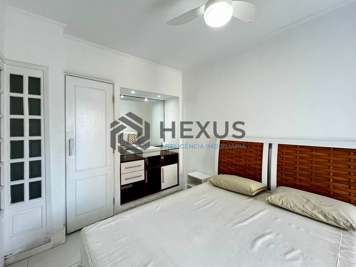 Foto 11 de Apartamento reformado com varanda e lazer na Praia das Pitangueiras, Guaruja