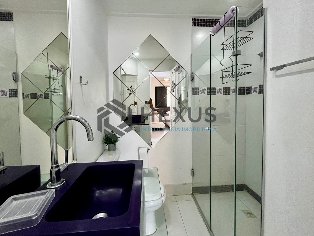 Foto 15 de Apartamento reformado com varanda e lazer na Praia das Pitangueiras, Guaruja