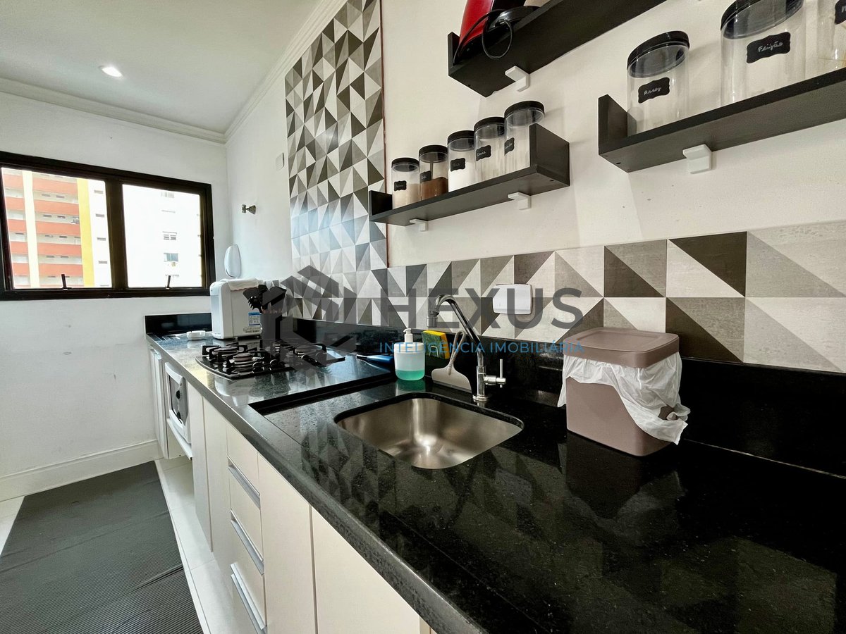 Foto 19 de Apartamento reformado com varanda e lazer na Praia das Pitangueiras, Guaruja