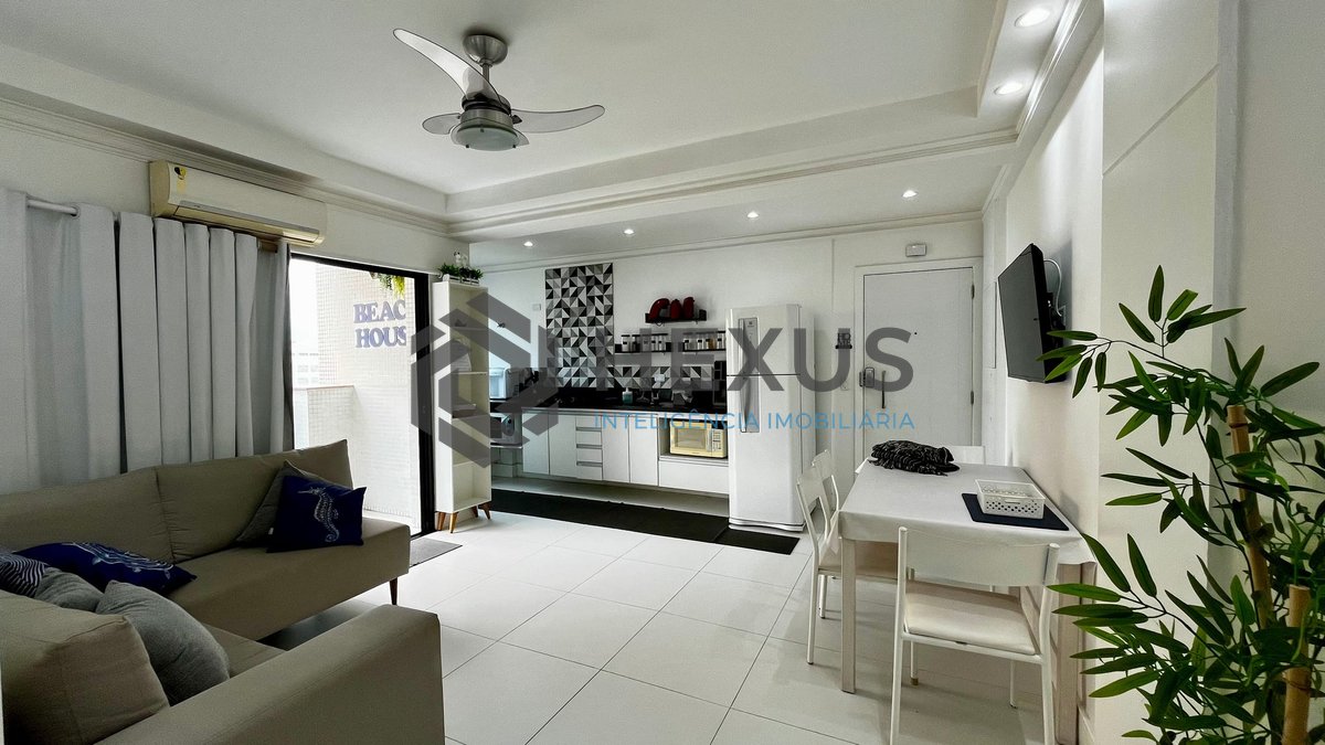 Foto 6 de Apartamento reformado com varanda e lazer na Praia das Pitangueiras, Guaruja
