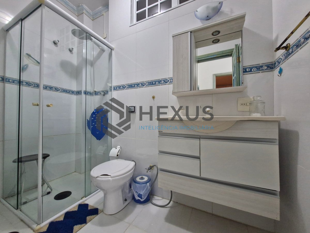 Foto 15 de Apartamento reformado frente mar com varanda na Praia das Pitangueiras, Guaruja