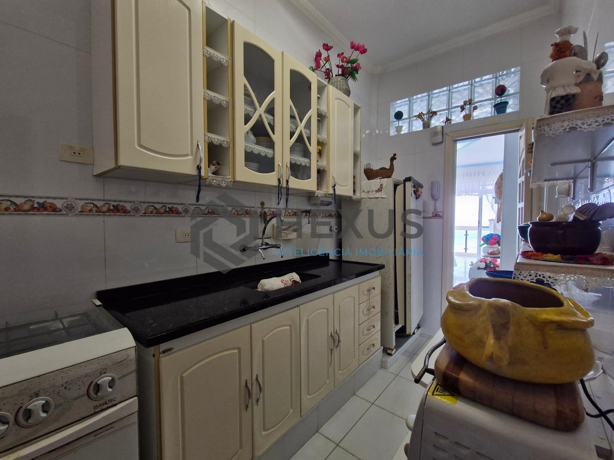 Foto 18 de Apartamento reformado frente mar com varanda na Praia das Pitangueiras, Guaruja