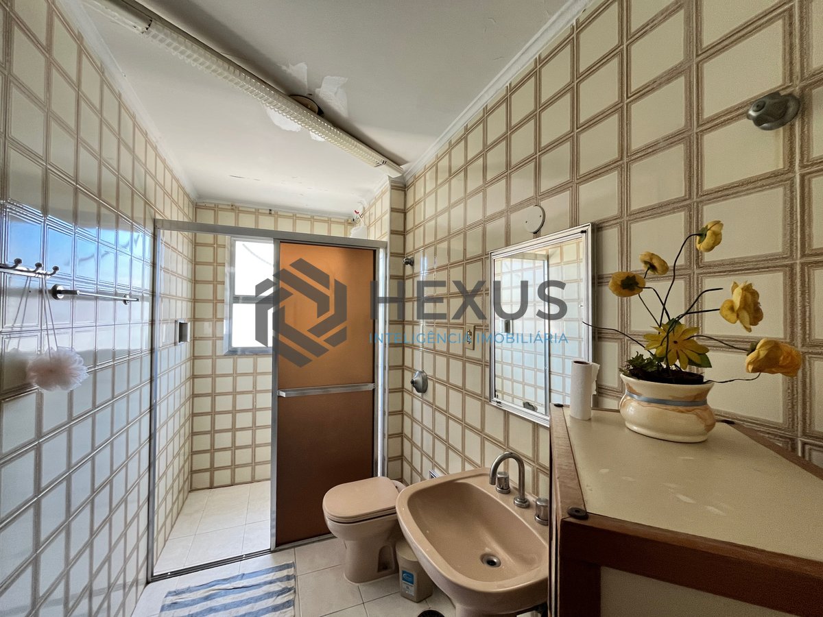 Foto 14 de Apartamento com varanda e vista mar na beira mar da Praia das Pitangueiras, Guarujá