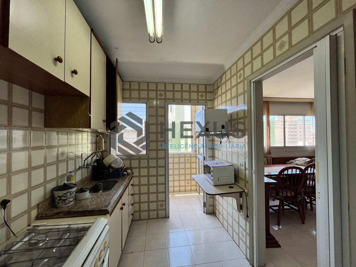 Foto 17 de Apartamento com varanda e vista mar na beira mar da Praia das Pitangueiras, Guarujá
