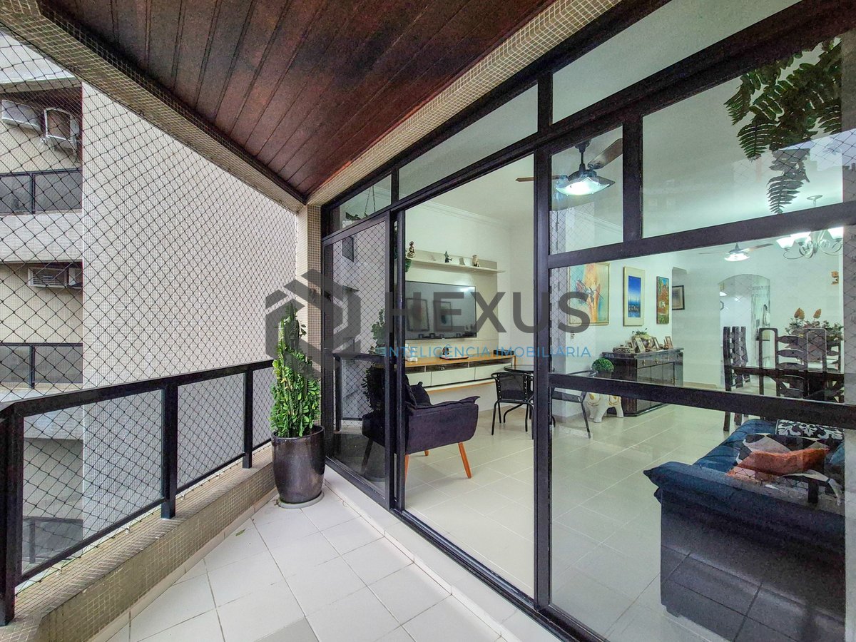 Foto 2 de Apartamento com varanda e lazer na Praia das Pitangueiras, Guaruja
