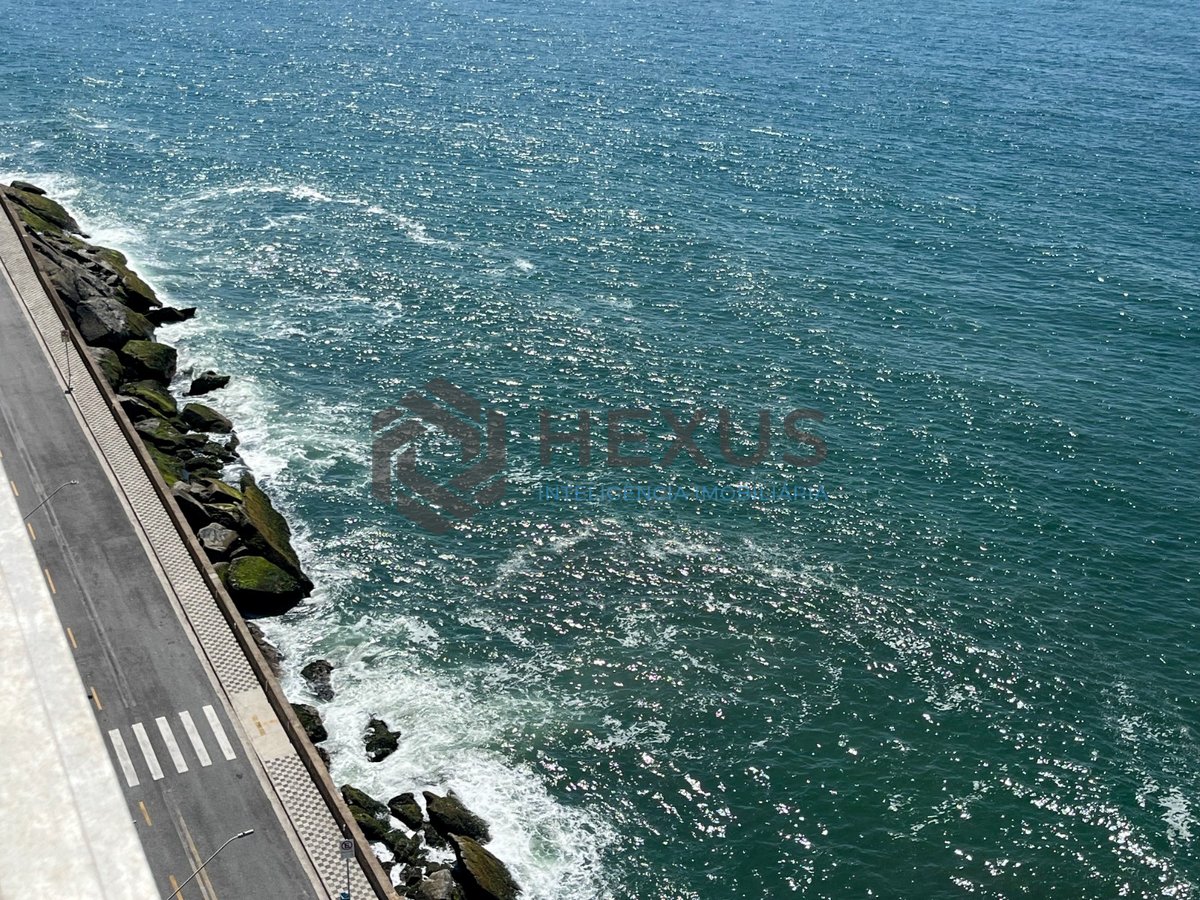 Foto 12 de Apartamento frente mar com varanda na Praia das Pitangueiras, Guaruja