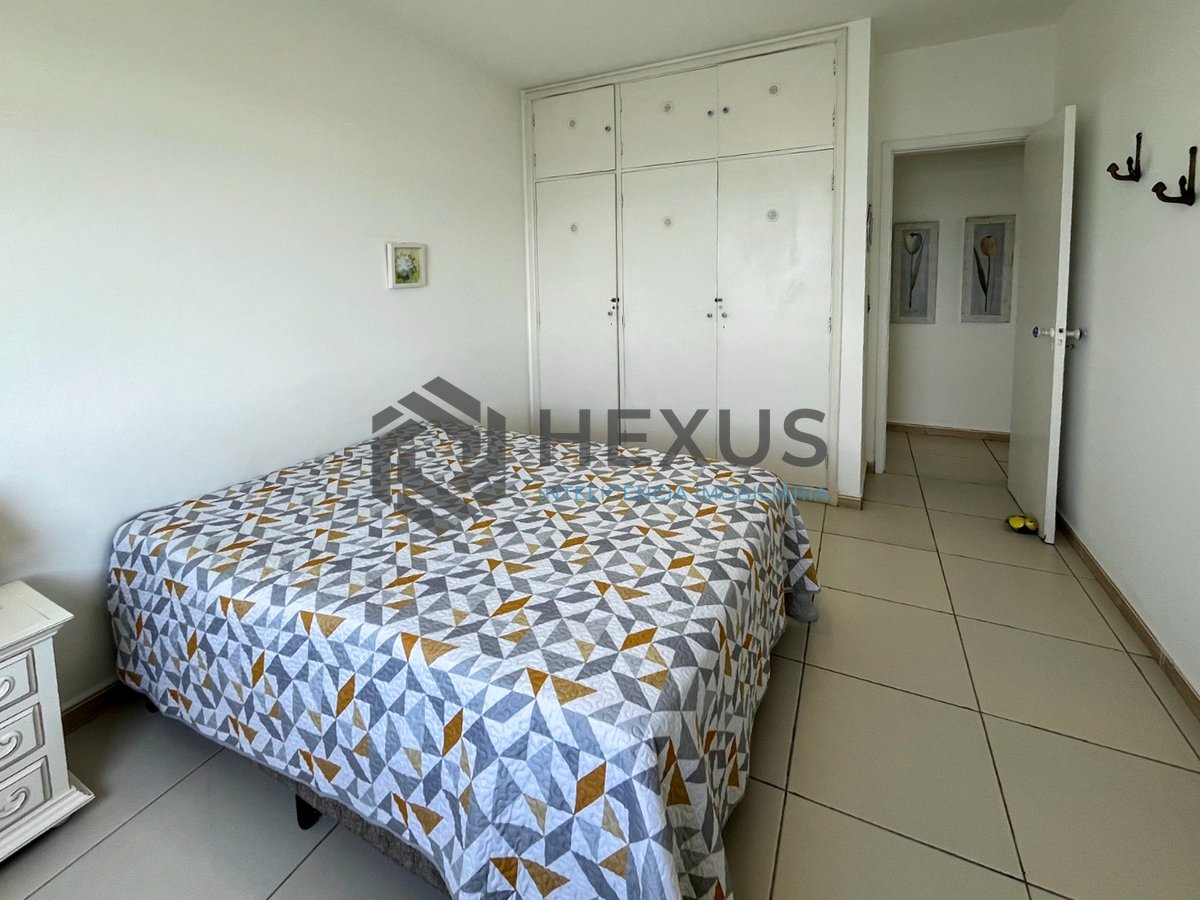 Foto 15 de Apartamento frente mar com varanda na Praia das Pitangueiras, Guaruja