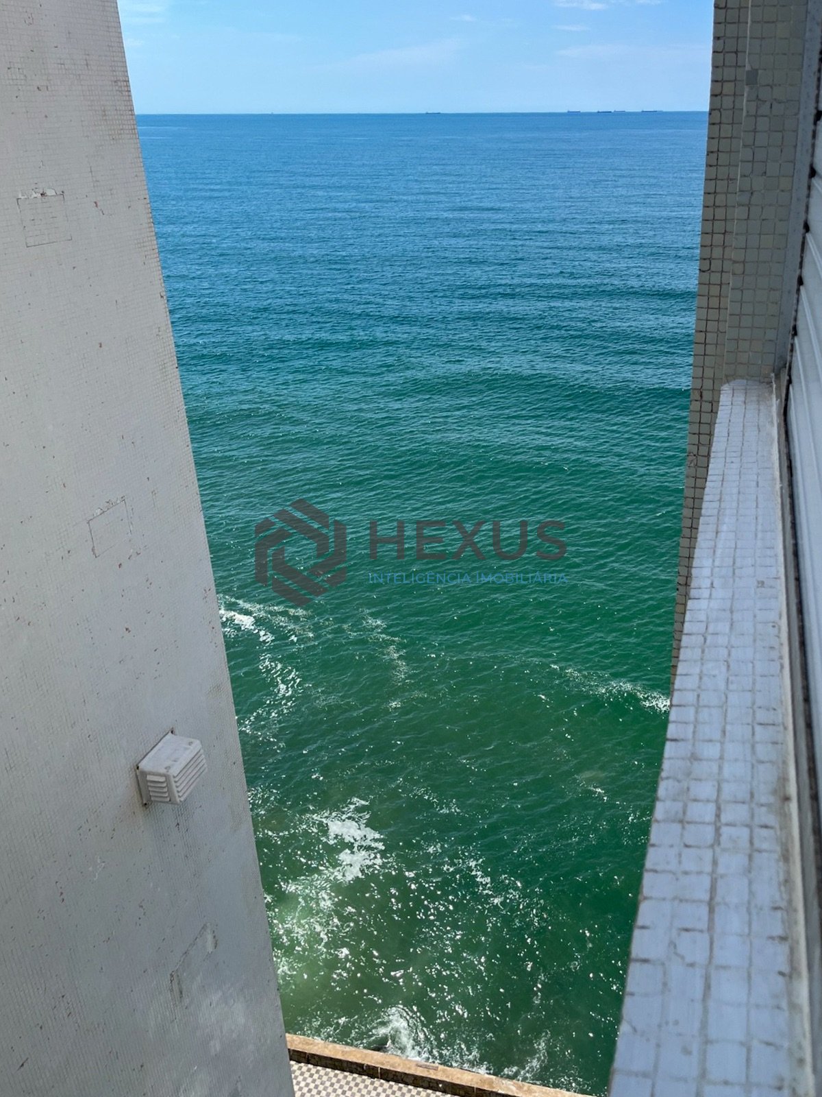 Foto 23 de Apartamento frente mar com varanda na Praia das Pitangueiras, Guaruja