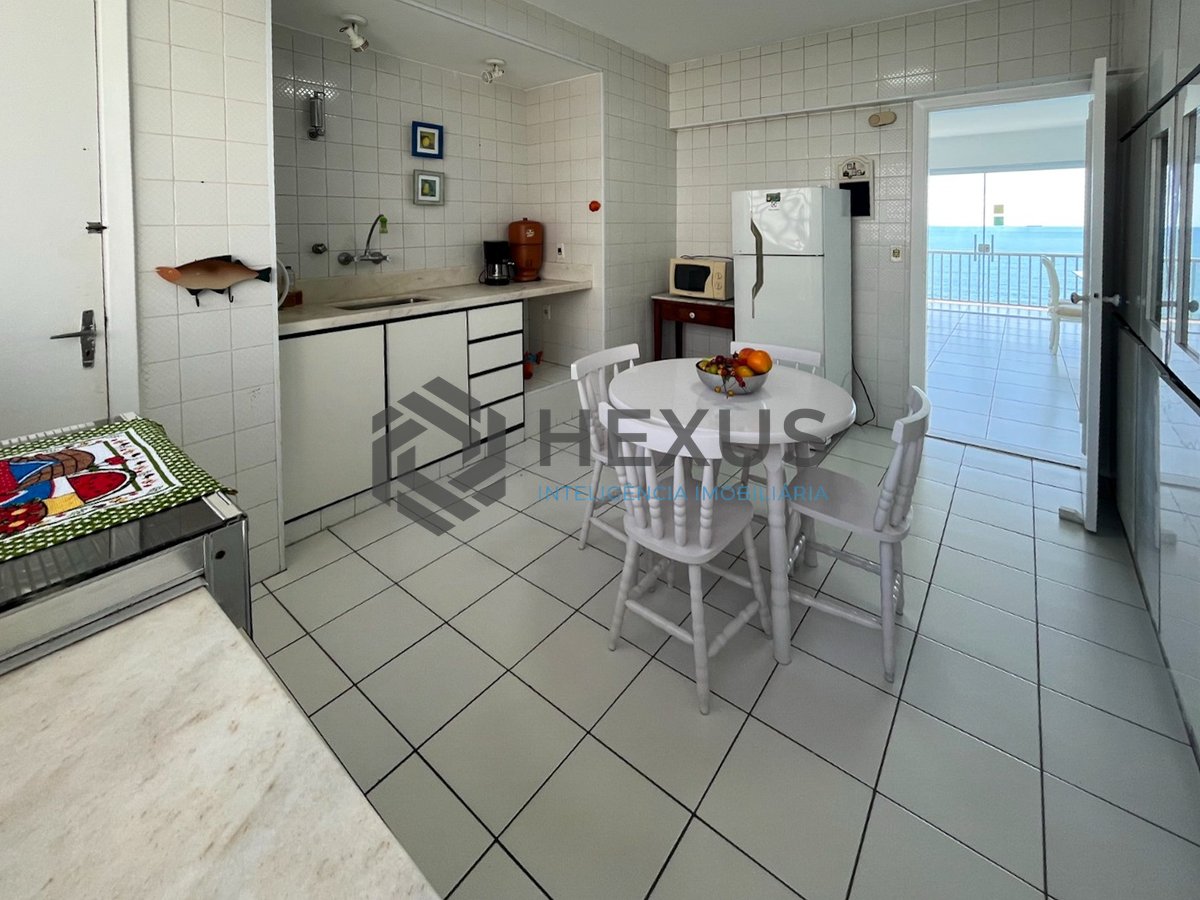 Foto 30 de Apartamento frente mar com varanda na Praia das Pitangueiras, Guaruja