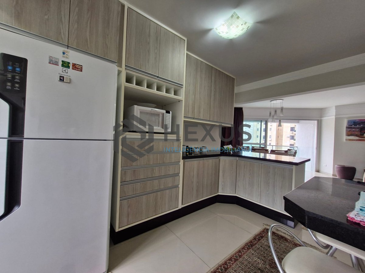 Foto 22 de Apartamento com varanda e lazer na região na Praia das Pitangueiras, Guaruja