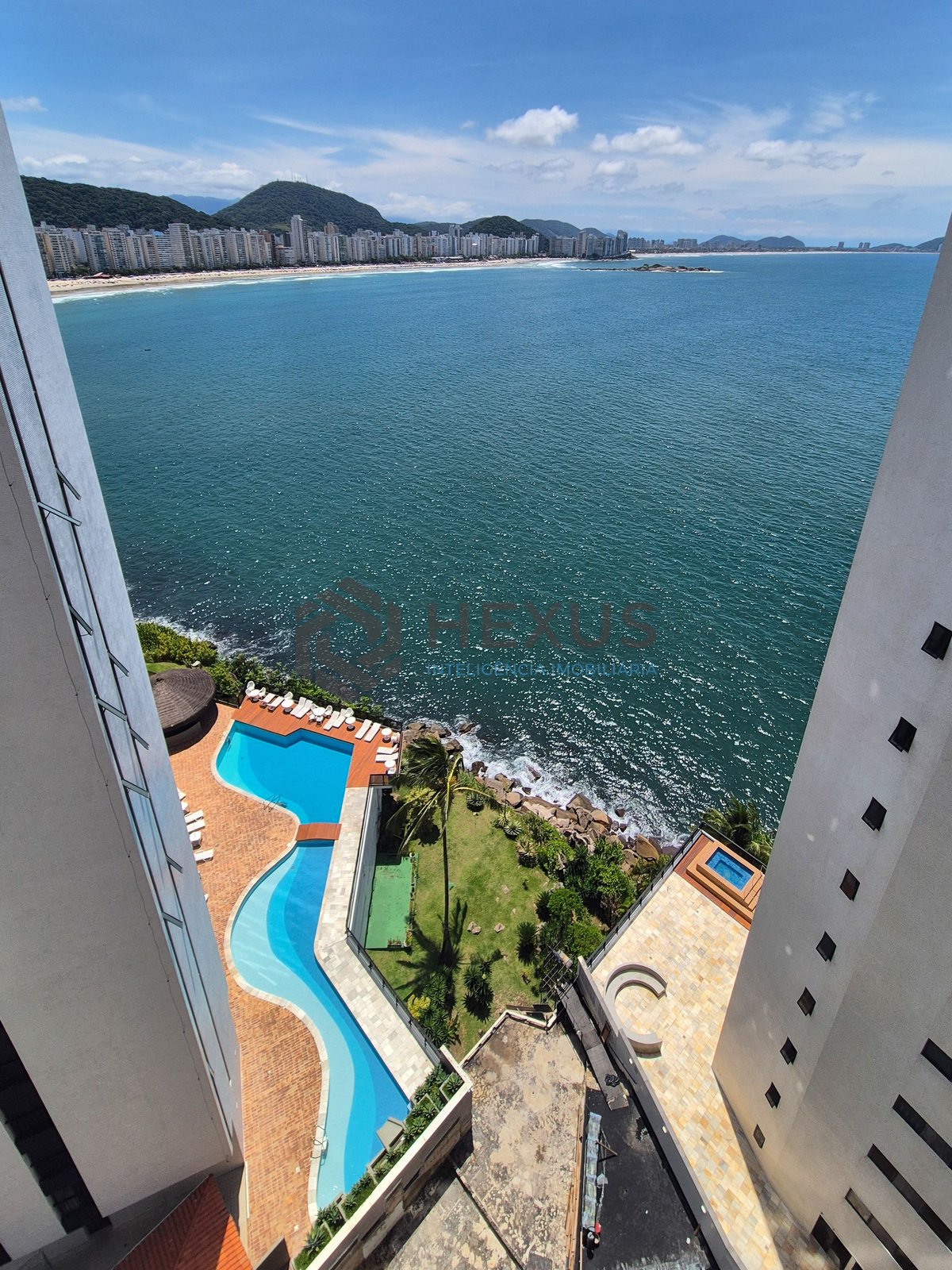 Foto 9 de Apartamento frente mar com varanda e lazer na Praia das Astúrias, Guarujá