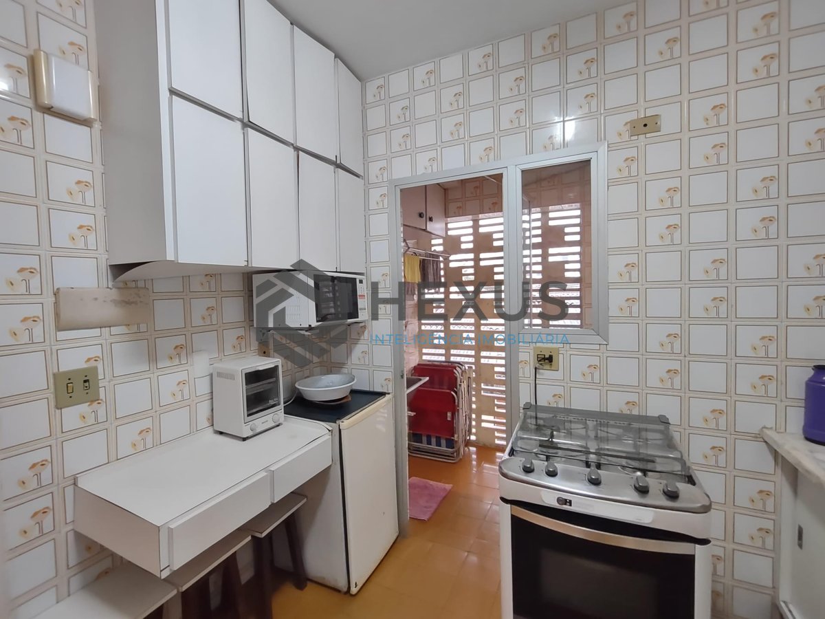 Foto 12 de Apartamento com varanda a 100 metros da praia na região dos hotéis da Praia da Enseada, Guarujá