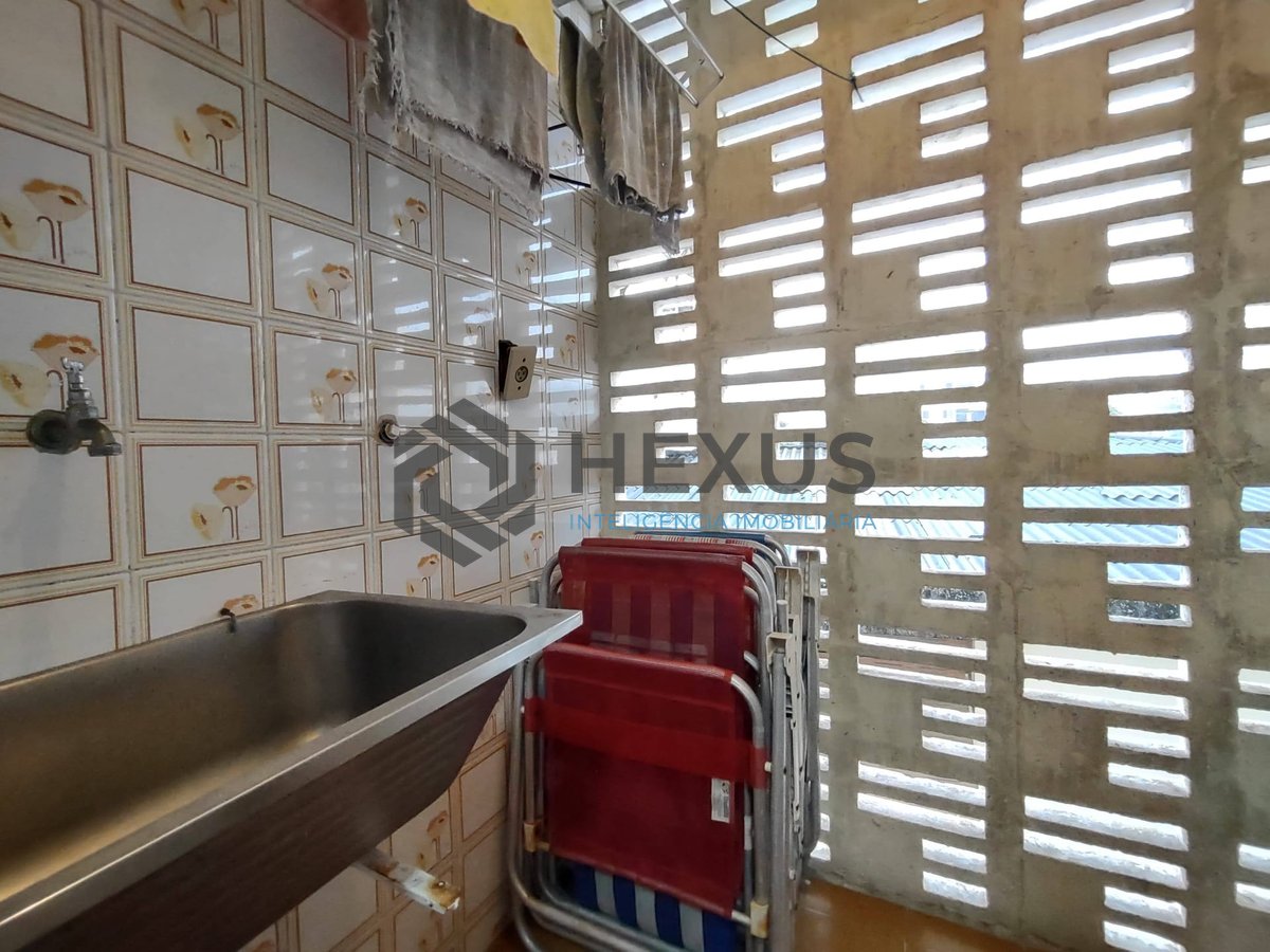 Foto 16 de Apartamento com varanda a 100 metros da praia na região dos hotéis da Praia da Enseada, Guarujá