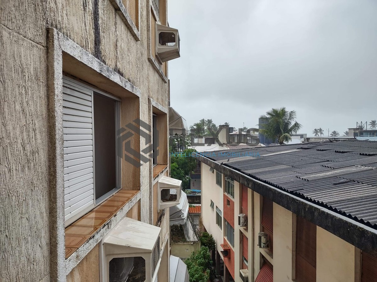 Foto 6 de Apartamento com varanda a 100 metros da praia na região dos hotéis da Praia da Enseada, Guarujá