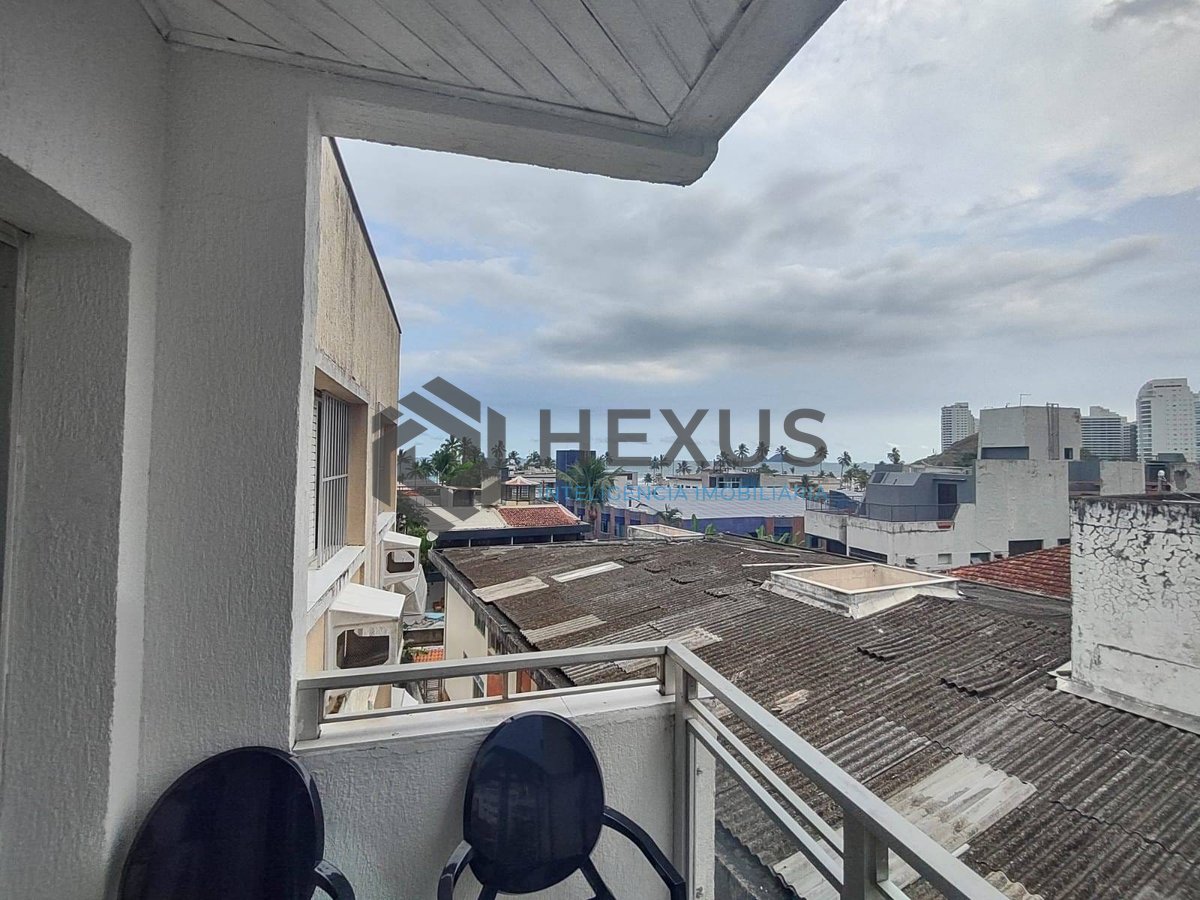 Foto 2 de Apartamento com varanda reformado na região dos Hotéis da Praia da Enseada, Guarujá