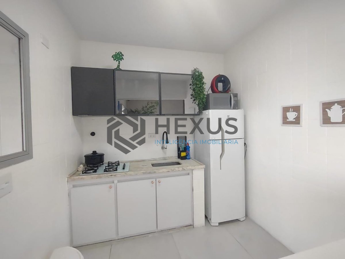 Foto 14 de Apartamento com varanda reformado na região dos Hotéis da Praia da Enseada, Guarujá