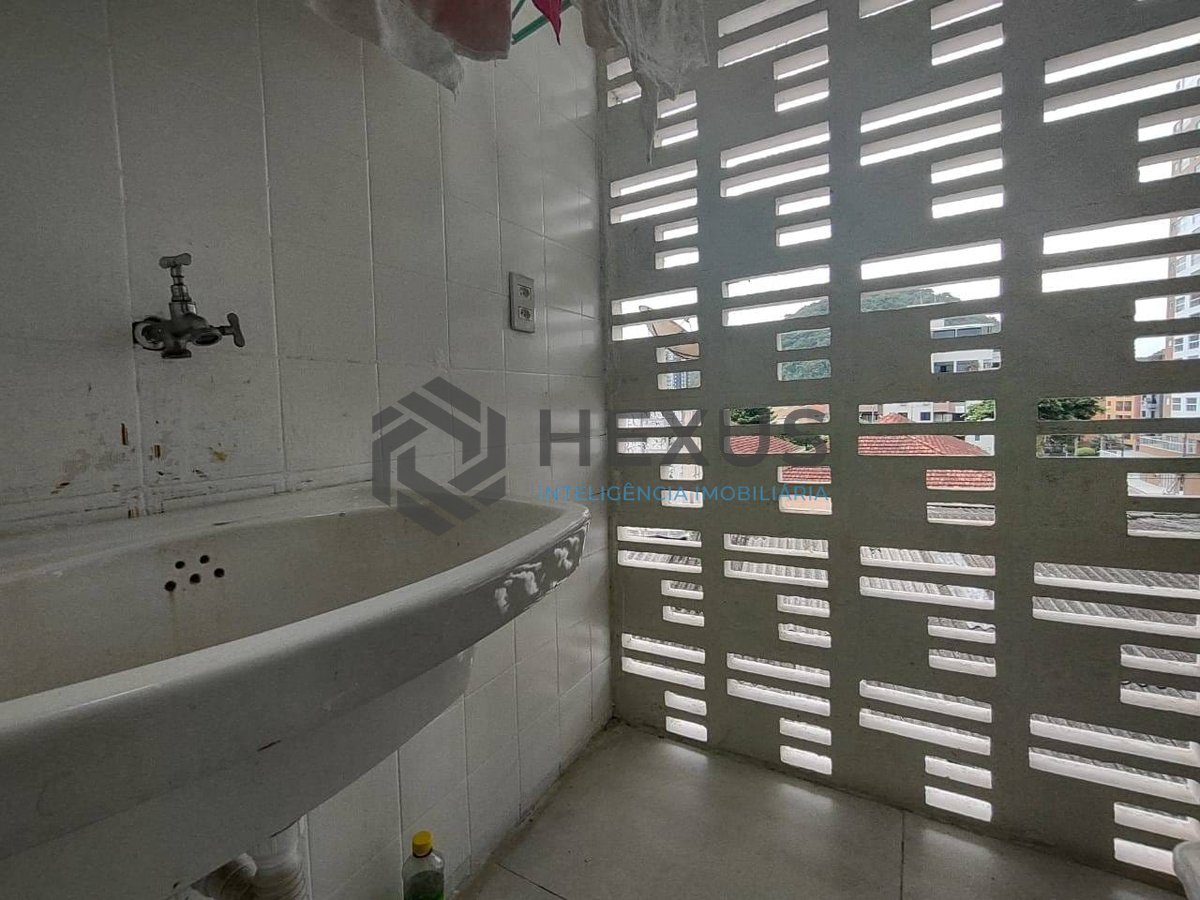 Foto 16 de Apartamento com varanda reformado na região dos Hotéis da Praia da Enseada, Guarujá