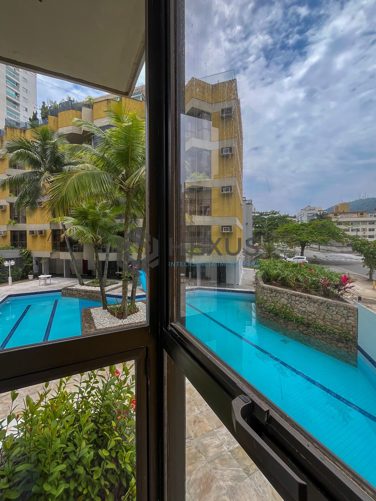 Foto 18 de Apartamento com varanda e lazer na Praia da Enseada, Guaruja