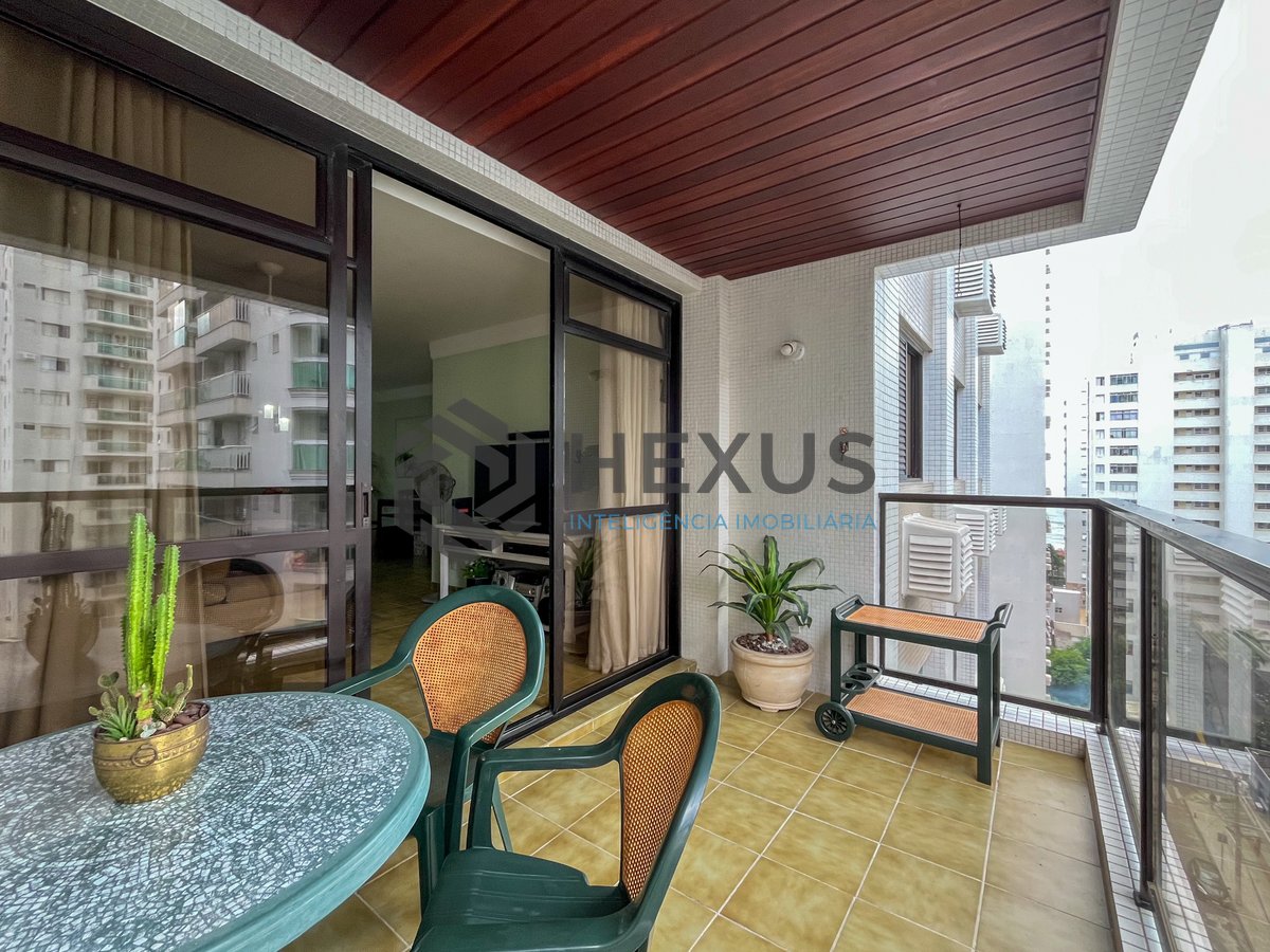 Foto 2 de Apartamento com varanda e lazer a uma quadra da Praia das Pitangueiras, Guaruja