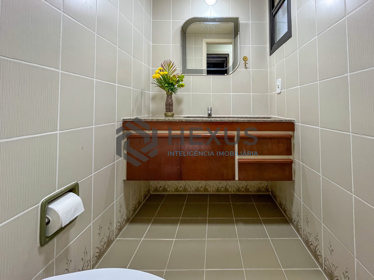 Foto 17 de Apartamento com varanda e lazer a uma quadra da Praia das Pitangueiras, Guaruja