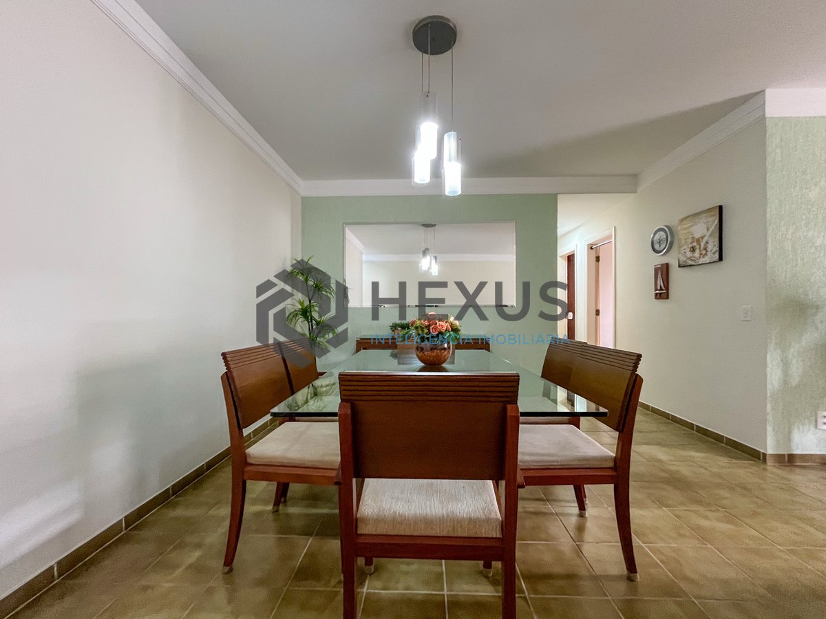 Foto 5 de Apartamento com varanda e lazer a uma quadra da Praia das Pitangueiras, Guaruja
