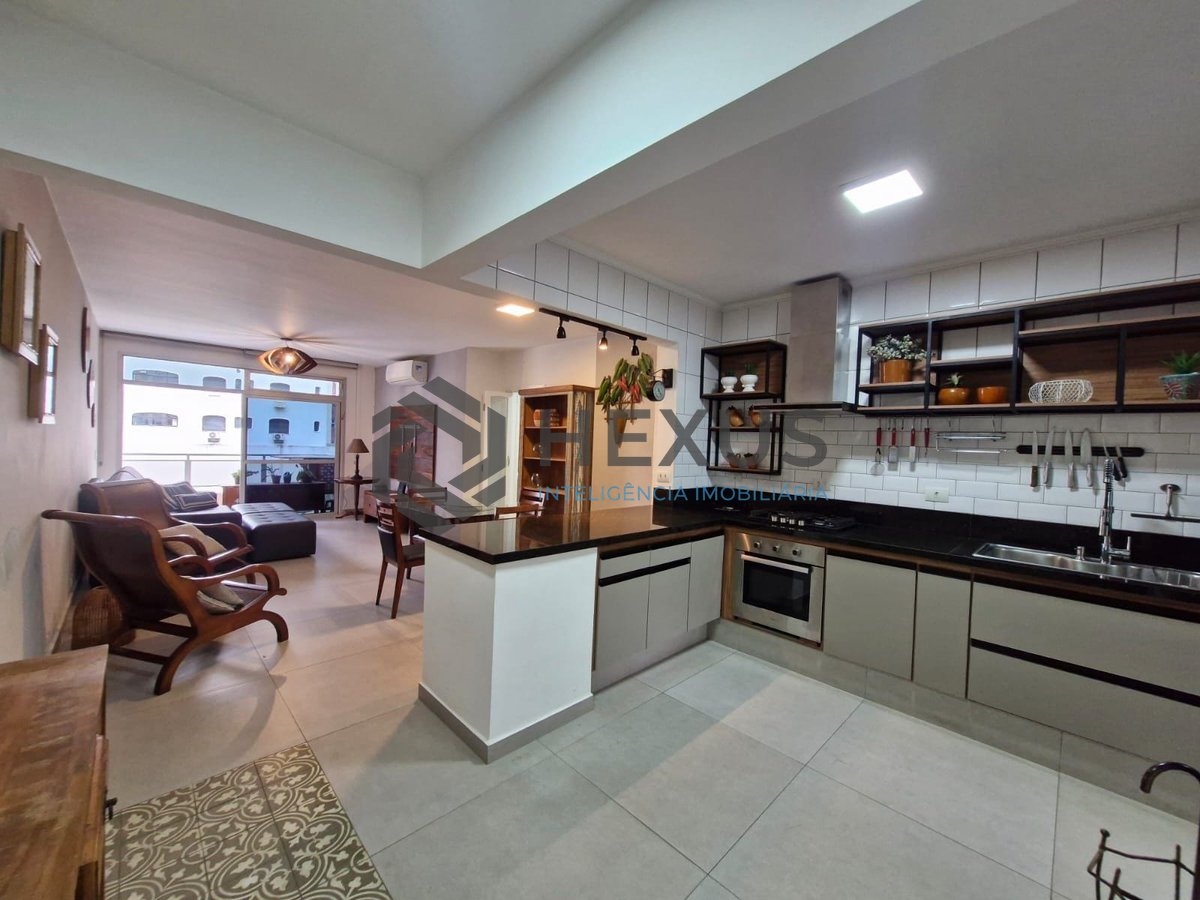 Foto 2 de Apartamento reformado com varanda a 180m da Praia das Pitangueiras, Guaruja