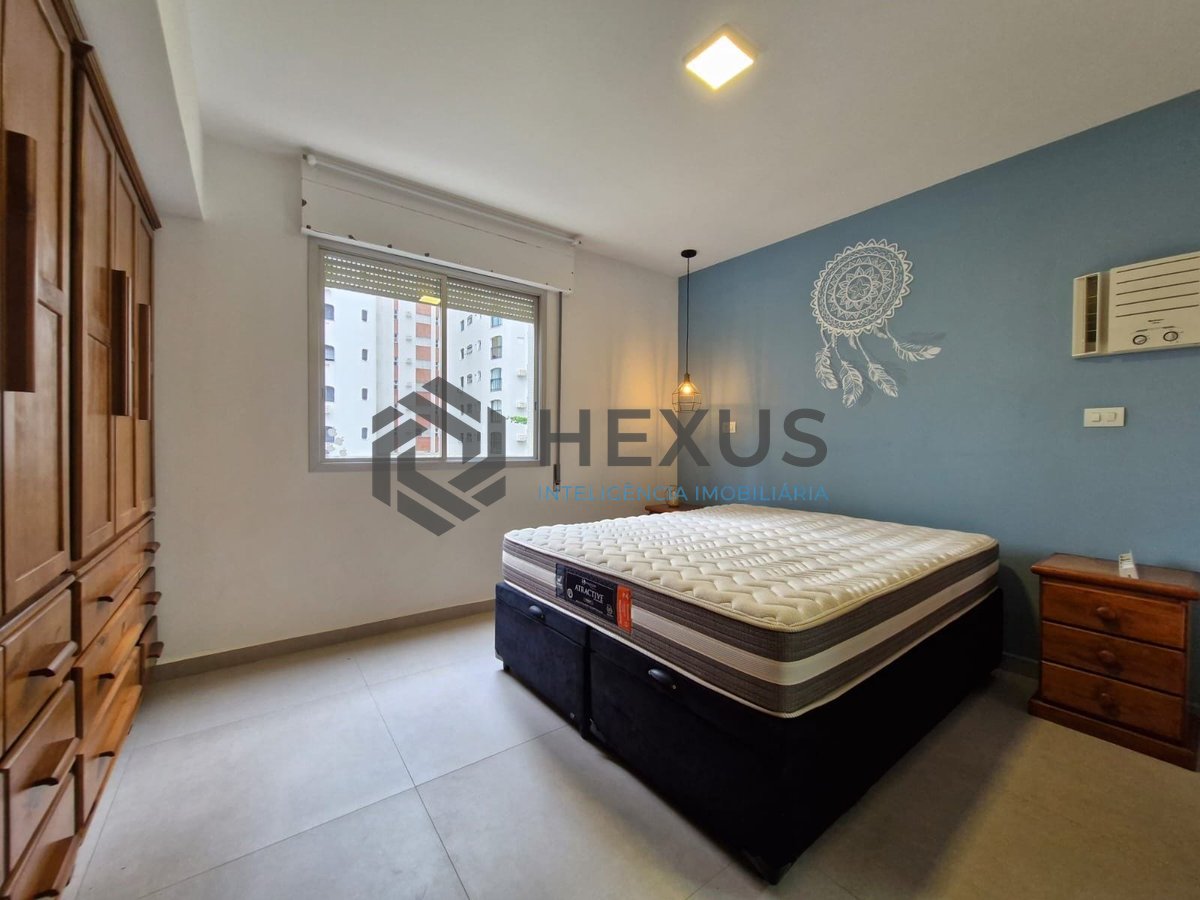 Foto 14 de Apartamento reformado com varanda a 180m da Praia das Pitangueiras, Guaruja
