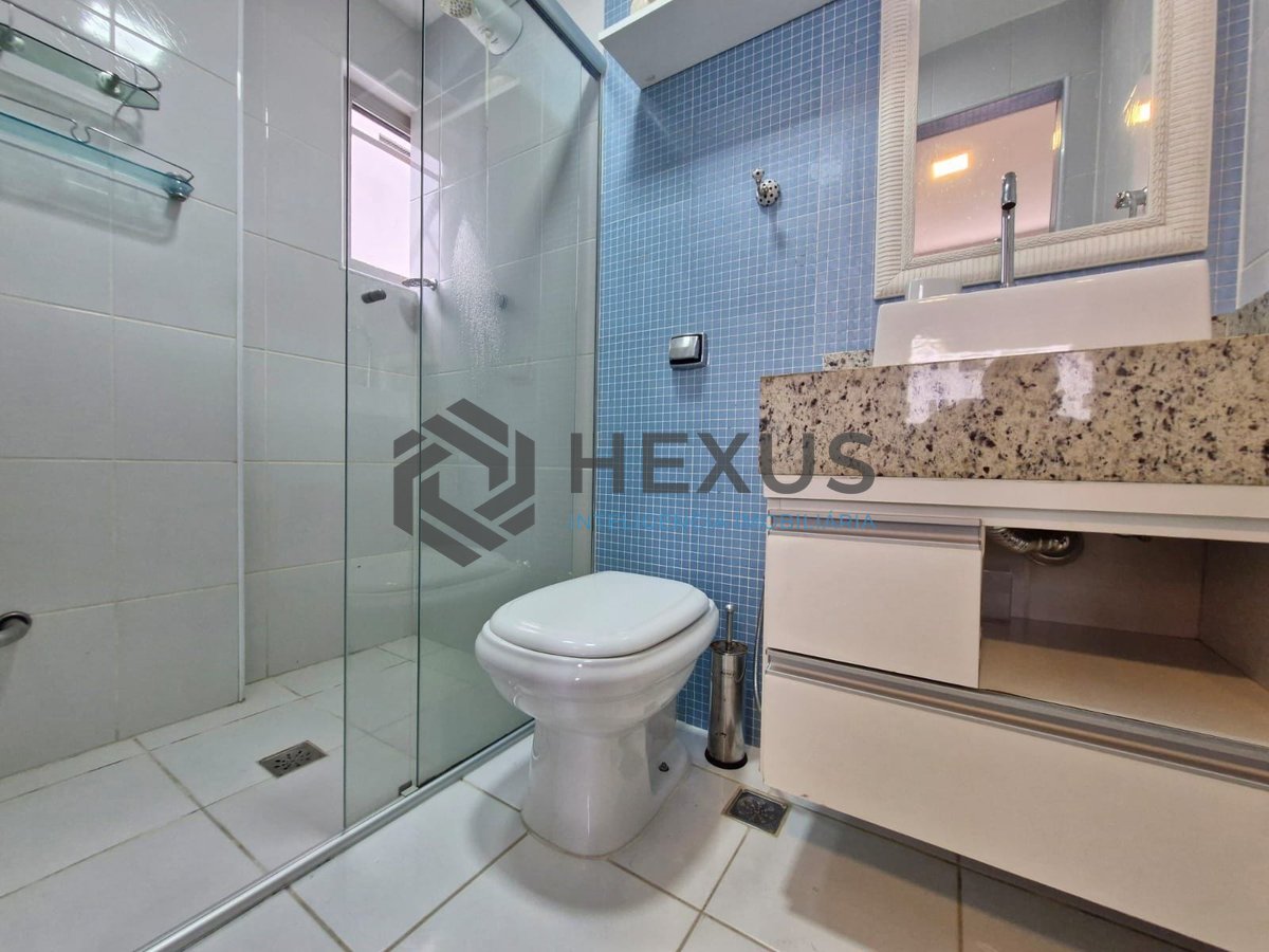 Foto 16 de Apartamento reformado com varanda a 180m da Praia das Pitangueiras, Guaruja