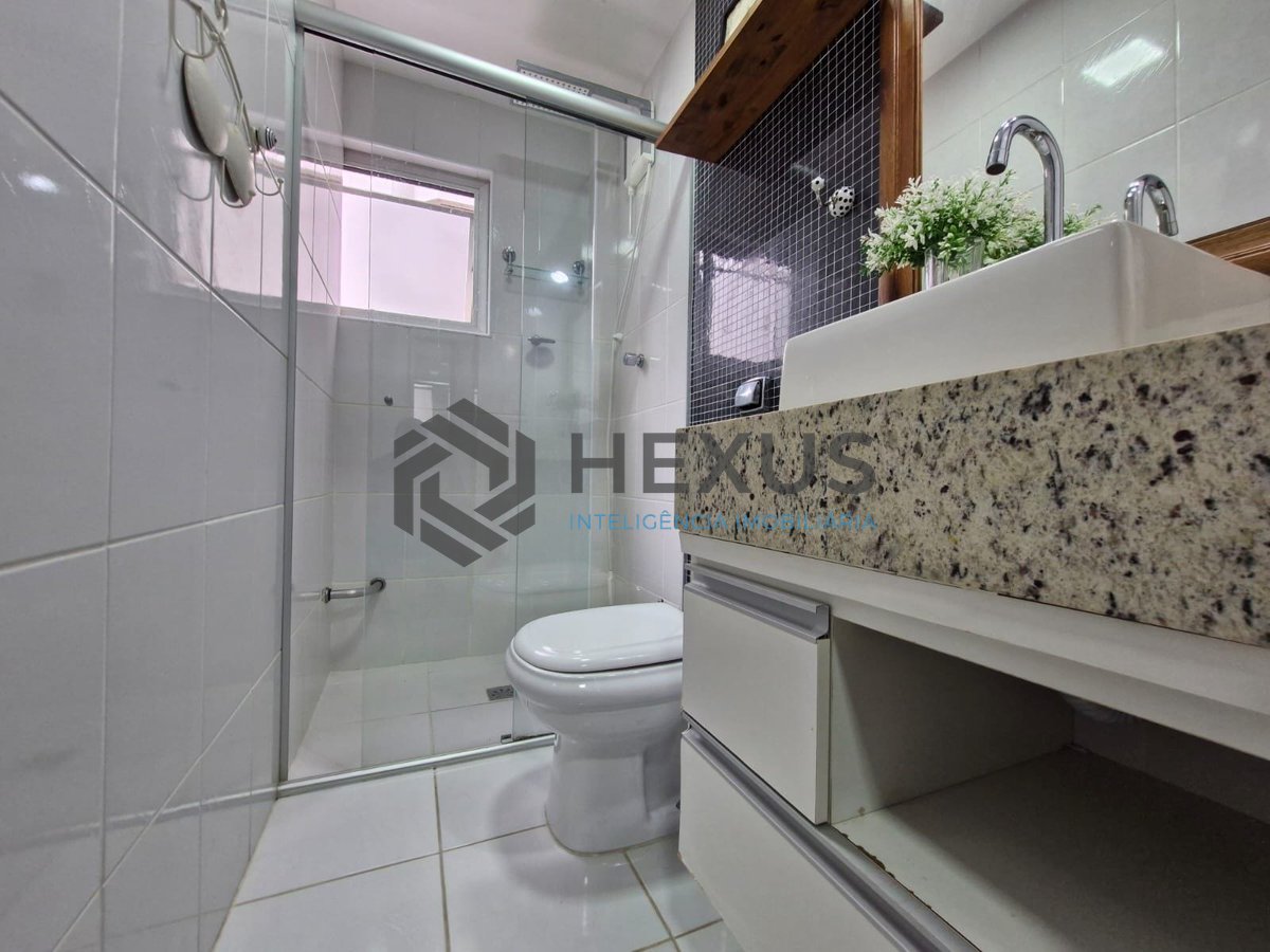 Foto 20 de Apartamento reformado com varanda a 180m da Praia das Pitangueiras, Guaruja
