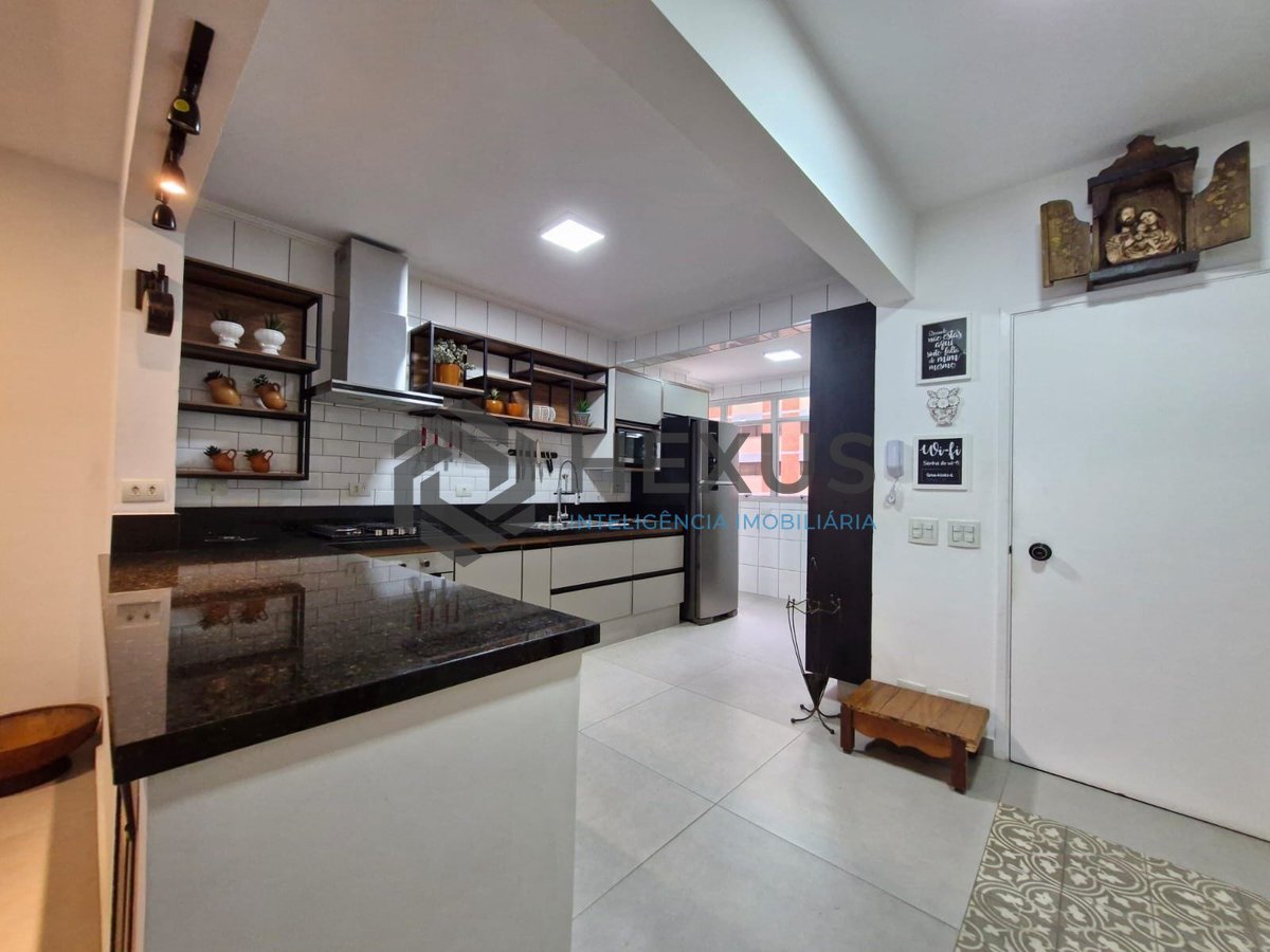 Foto 23 de Apartamento reformado com varanda a 180m da Praia das Pitangueiras, Guaruja