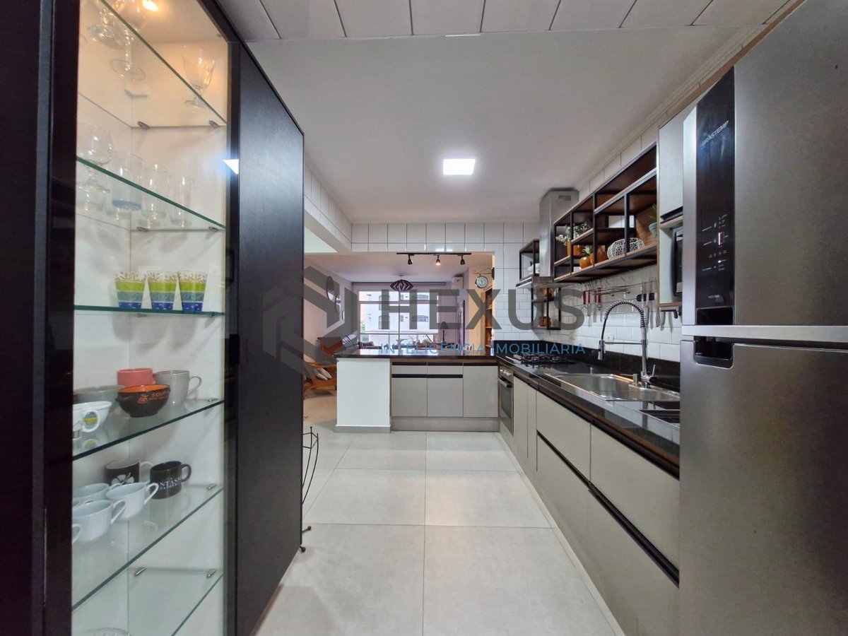 Foto 28 de Apartamento reformado com varanda a 180m da Praia das Pitangueiras, Guaruja