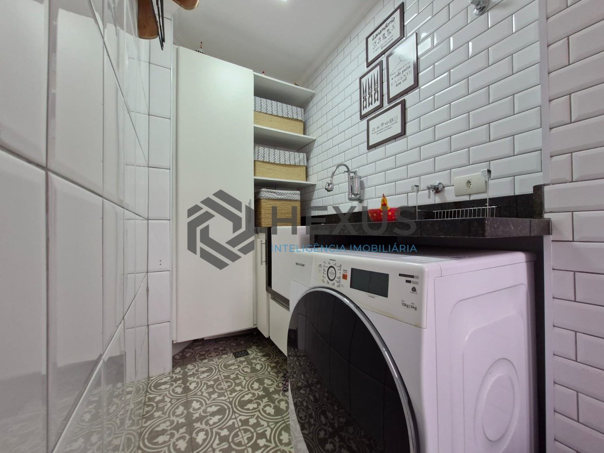 Foto 29 de Apartamento reformado com varanda a 180m da Praia das Pitangueiras, Guaruja
