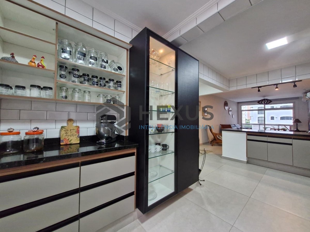 Foto 30 de Apartamento reformado com varanda a 180m da Praia das Pitangueiras, Guaruja