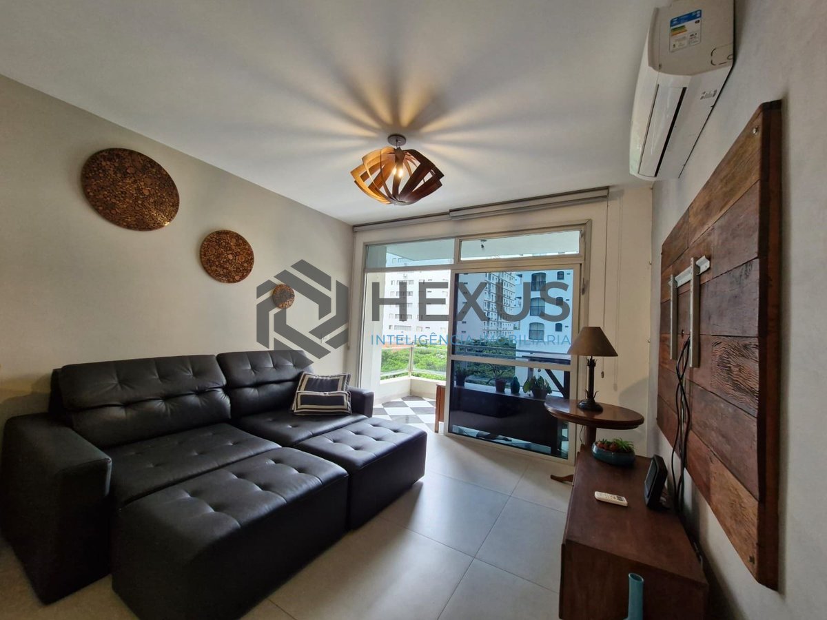 Foto 4 de Apartamento reformado com varanda a 180m da Praia das Pitangueiras, Guaruja