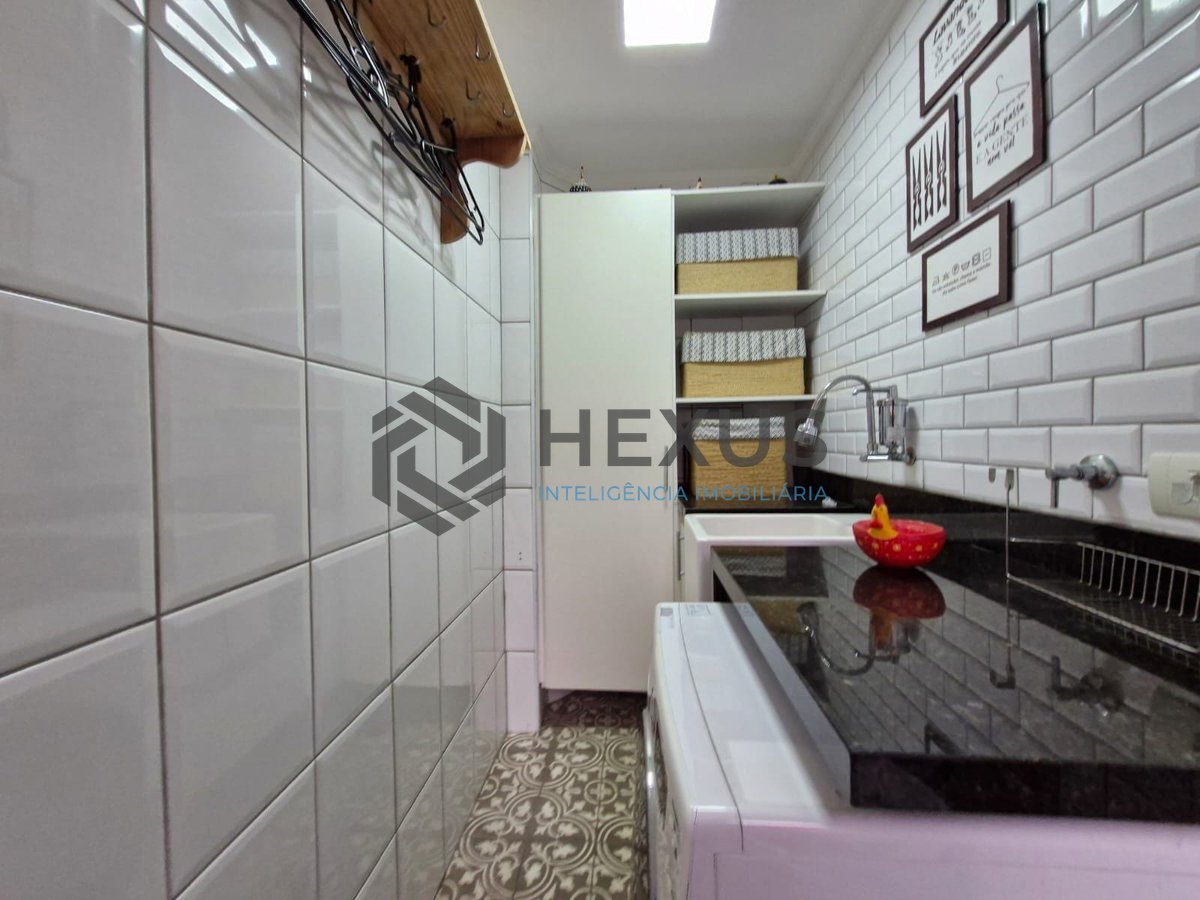 Foto 32 de Apartamento reformado com varanda a 180m da Praia das Pitangueiras, Guaruja
