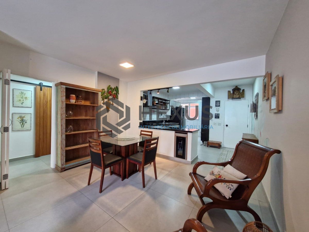 Foto 8 de Apartamento reformado com varanda a 180m da Praia das Pitangueiras, Guaruja