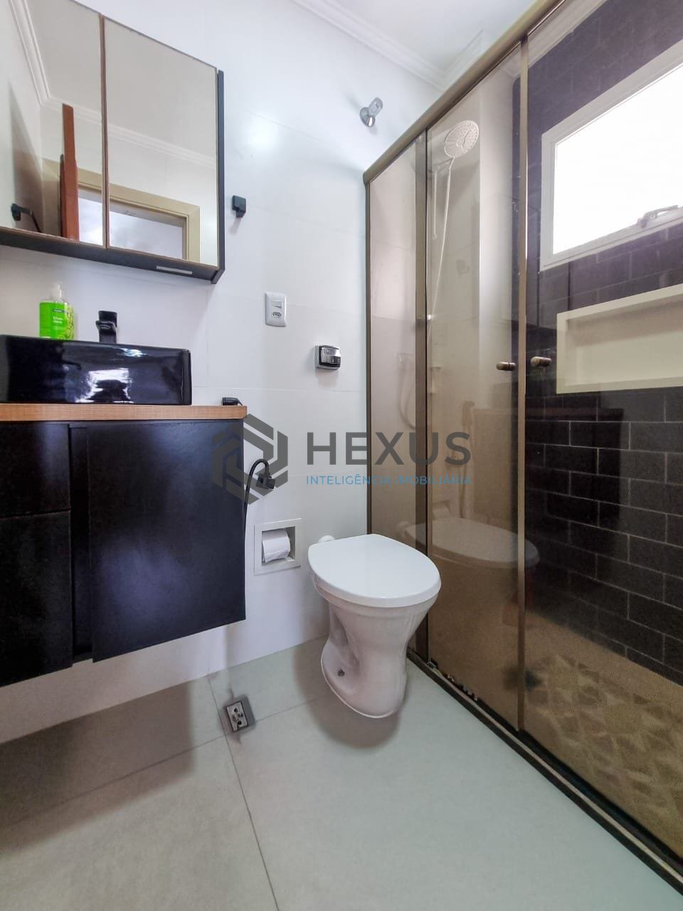 Foto 14 de Apartamento com varanda e lazer a 180m da Praia das Pitangueiras, Guaruja