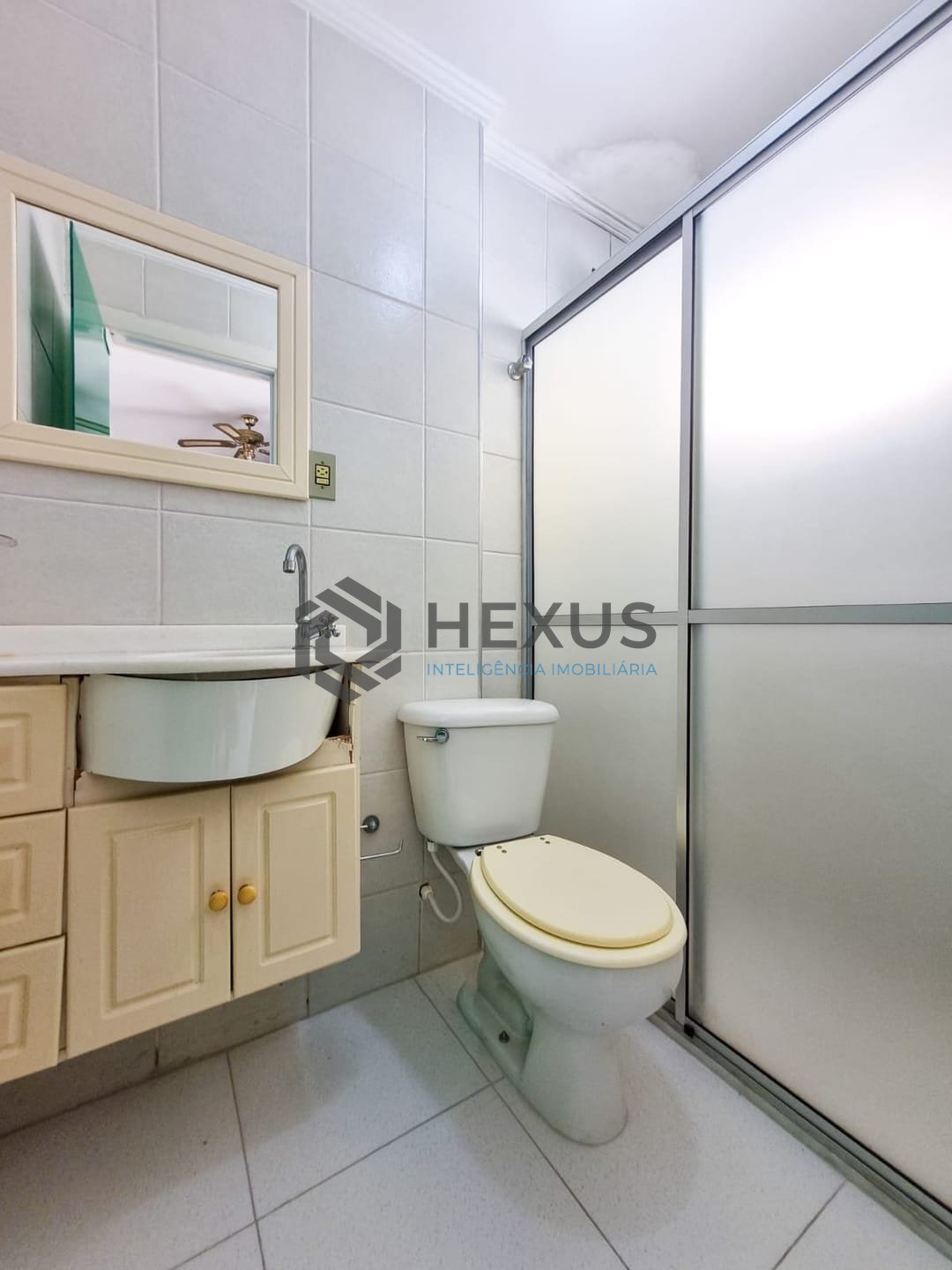 Foto 11 de Apartamento com varanda e lazer a duas quadras da Praia das Pitangueiras, Guaruja