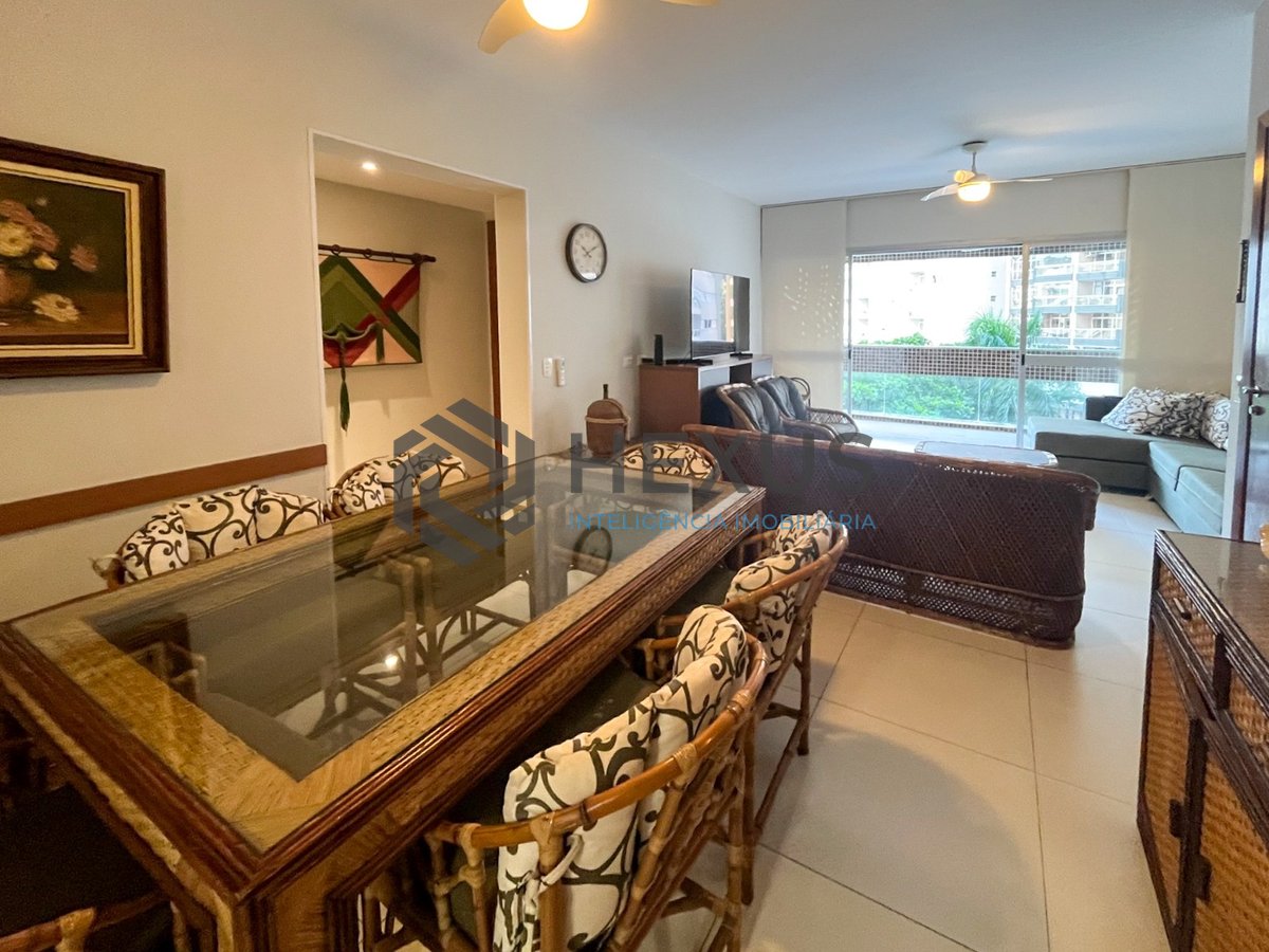 Foto 4 de Apartamento com varanda vista mar e lazer na beira mar da Praia das Pitangueiras, Guaruja