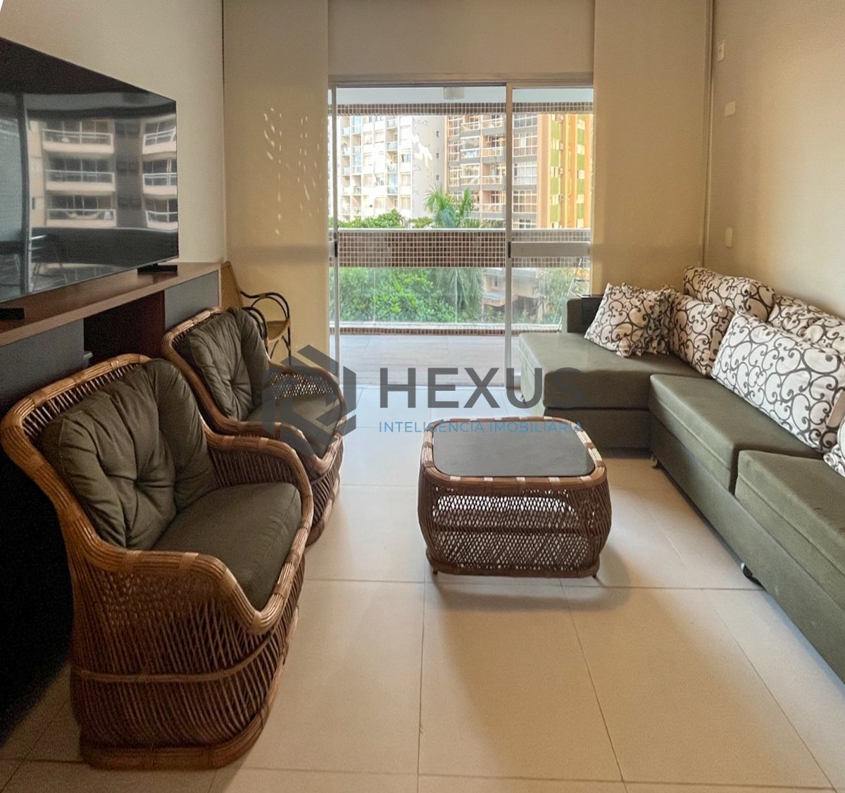 Foto 6 de Apartamento com varanda vista mar e lazer na beira mar da Praia das Pitangueiras, Guaruja